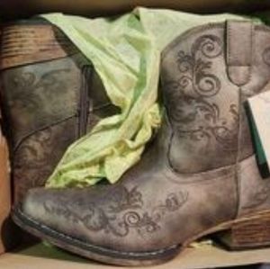 Woman's boots size 8